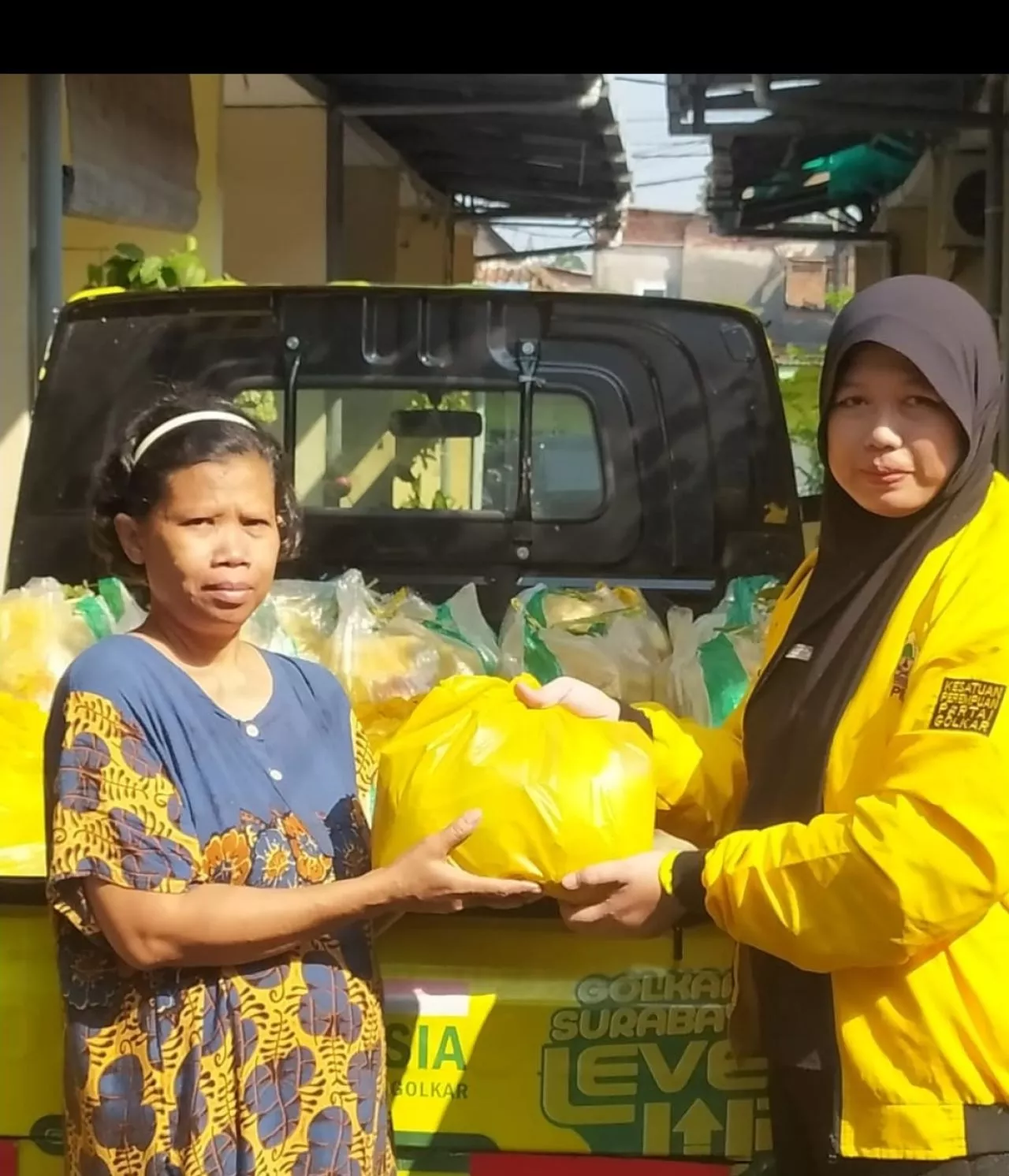 Semarakkan Hari Jadi Kota Surabaya, Golkar Bagi-bagi Paket Sembako