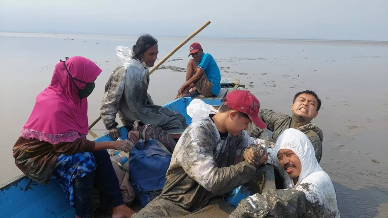 Perahu Tim FKH Unair Terjebak Lumpur Usai Autopsi Paus Balin di Perairan Kejawan Putih Tambak
