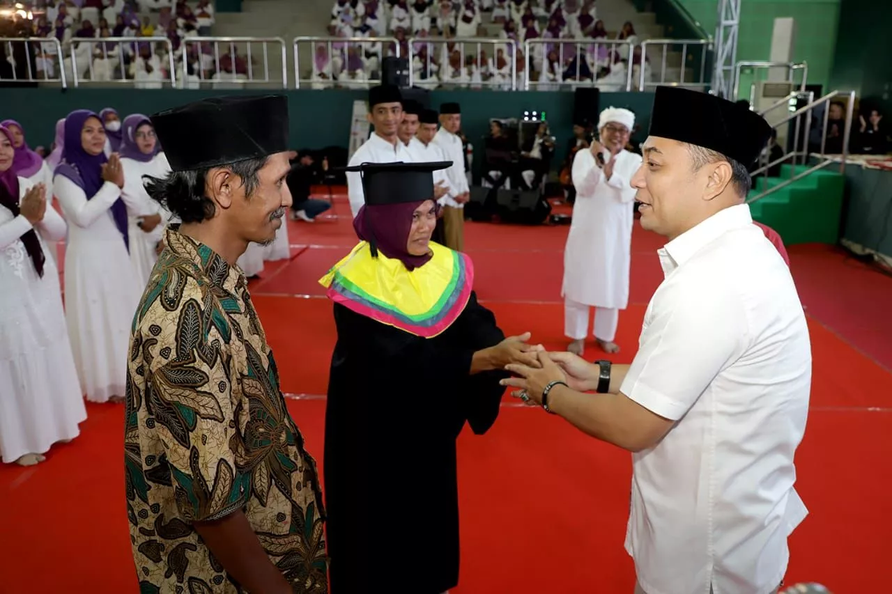 Padat Karya Berhasil, Wali Kota Eri Wisuda Ibu Lulus Keluarga Miskin