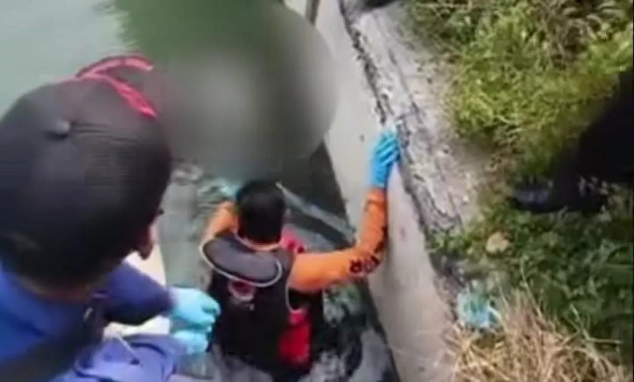 Mayat Bertato Bunga Ditemukan Mengapung di Sungai Kalimas Surabaya