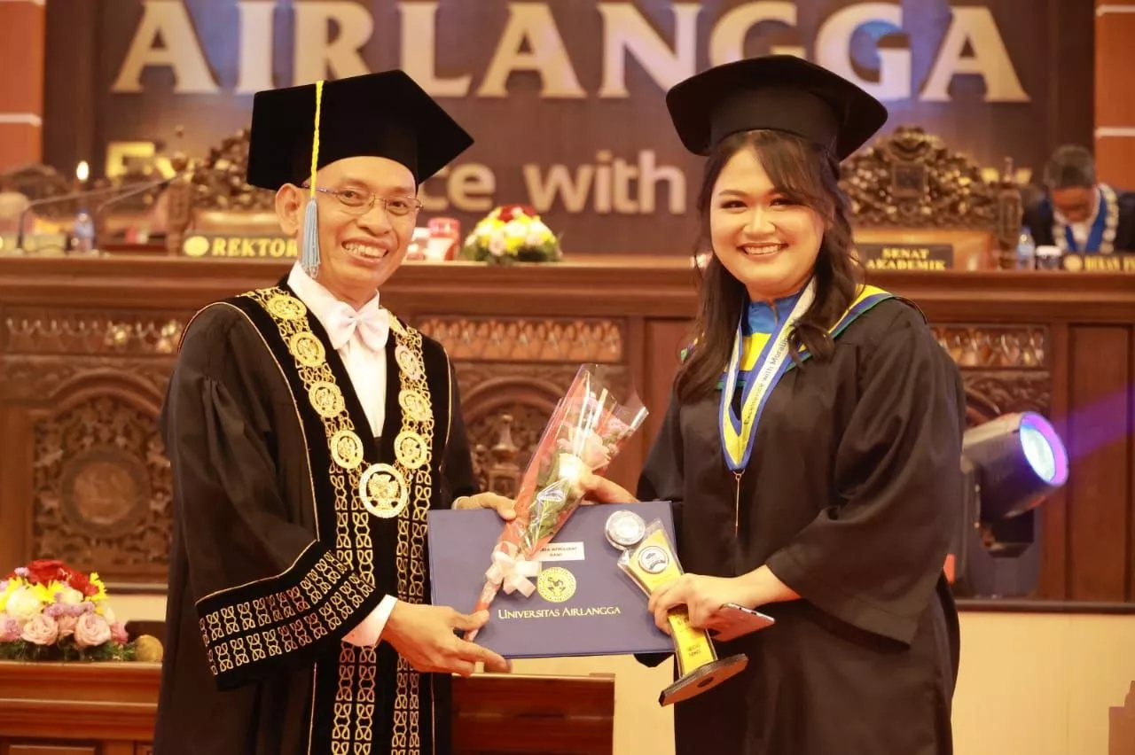 Mahasiswi Unair Ini Dinobatkan Sebagai Lulusan Doktor Termuda, Begini Profilnya