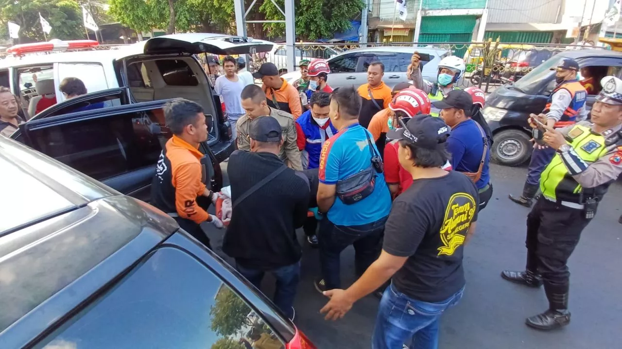 Toyota Avanza Tabrak Tiang JPO Wonokromo, Satu Penumpang Tewas