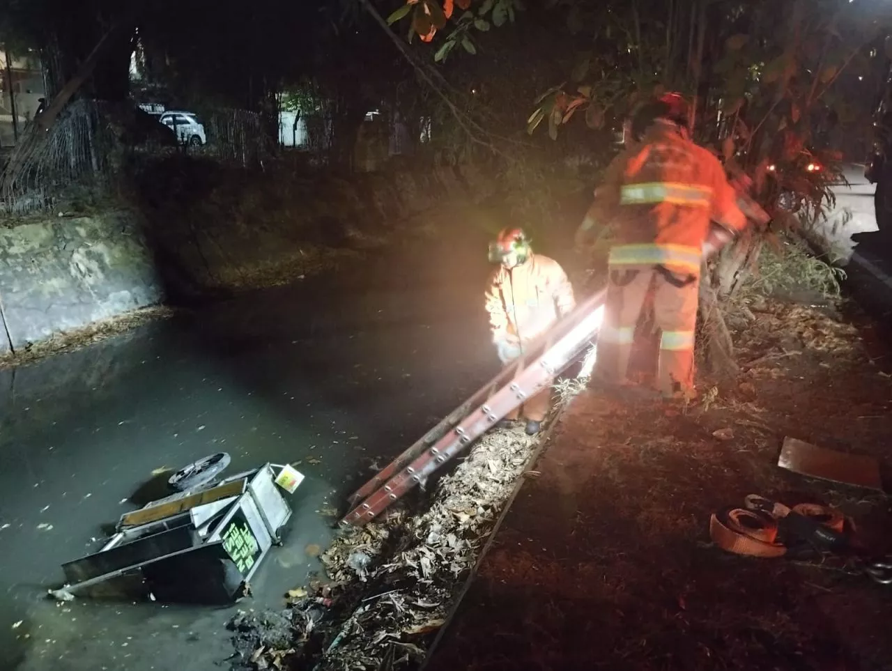 Gegara Uang Rp 100 Ribu Gerobak Nasi Bebek di Surabaya Nyemplung Sungai, Begini Ceritanya
