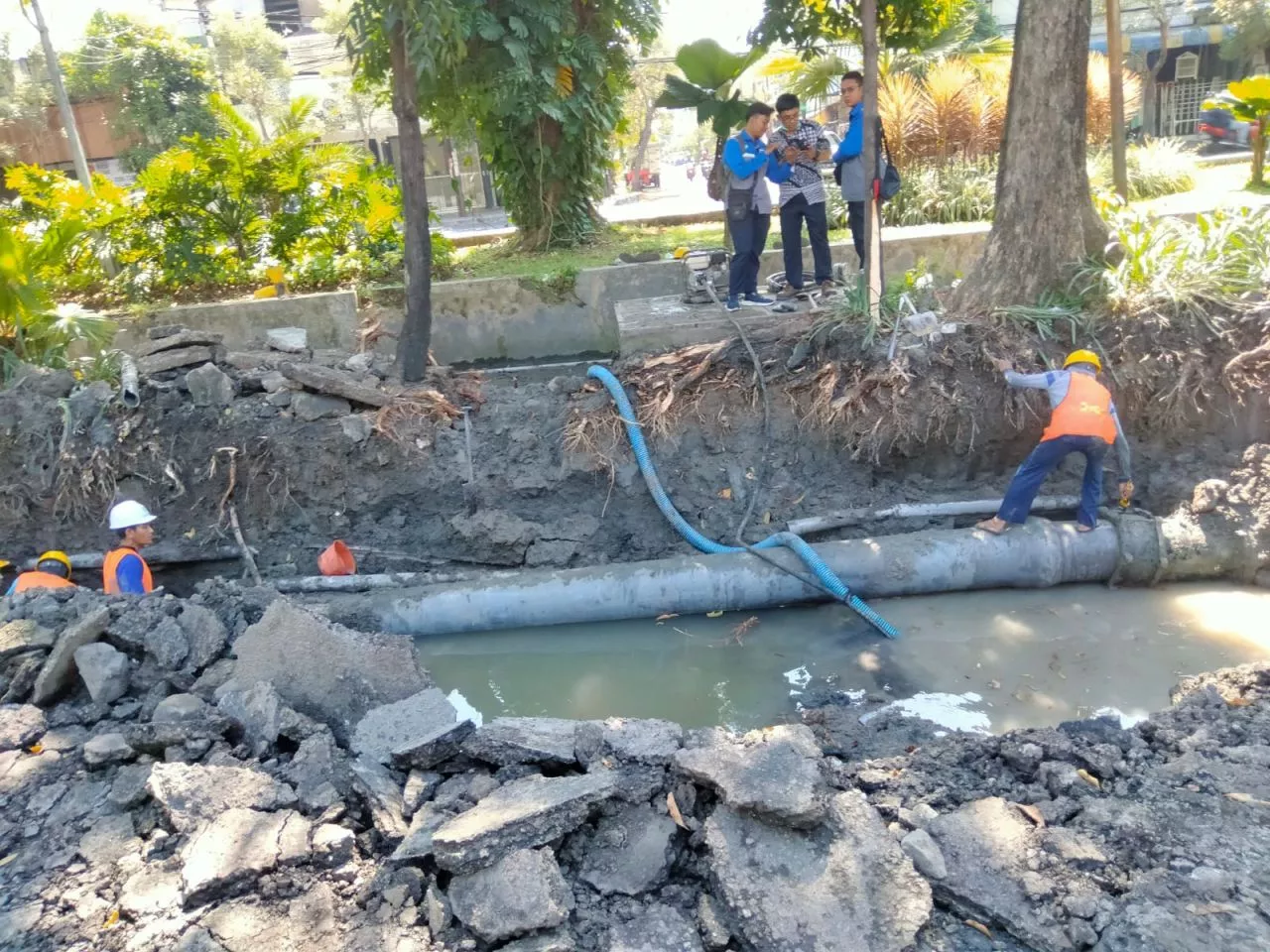 Info! Pipa PDAM Bocor, Jalan Kertajaya Surabaya Ditutup Hingga Petang Nanti