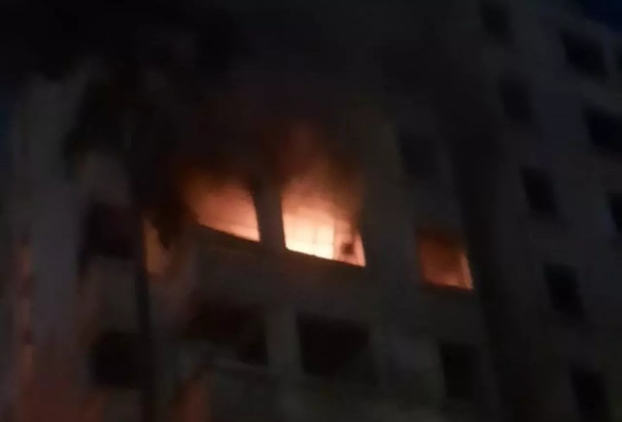 Apartemen di Jambangan Surabaya Terbakar, Bronto Skylift Dikerahkan