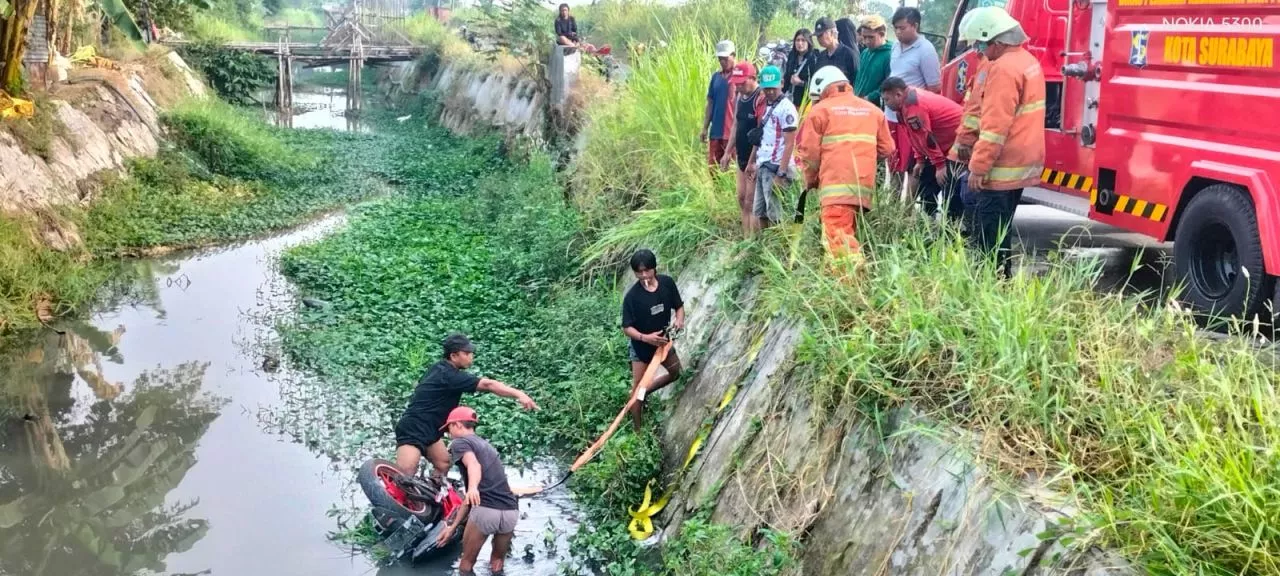 Kaget Disalip Pelajar, Pengendara Motor Tercebur ke Sungai