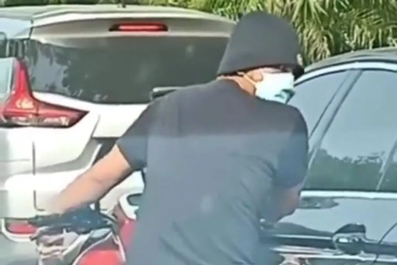 Viral, Modus Baru Bocorin Ban Pakai Sandal Paku di Surabaya