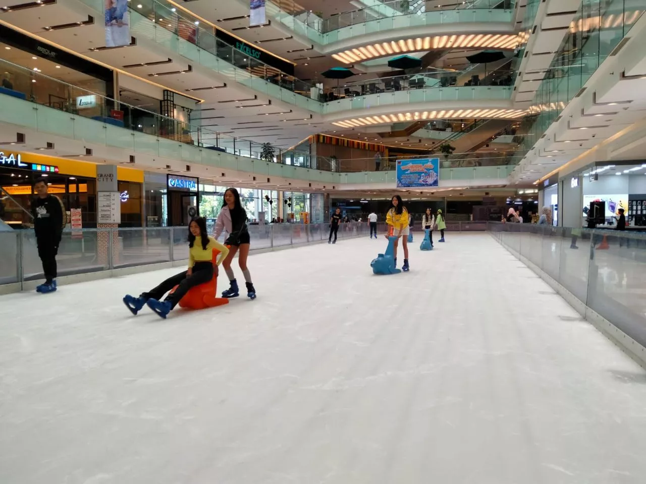 Libur Sekolah, Grand City Surabaya Buka Lagi Wahana Ice Skating, Ada Promo Lho