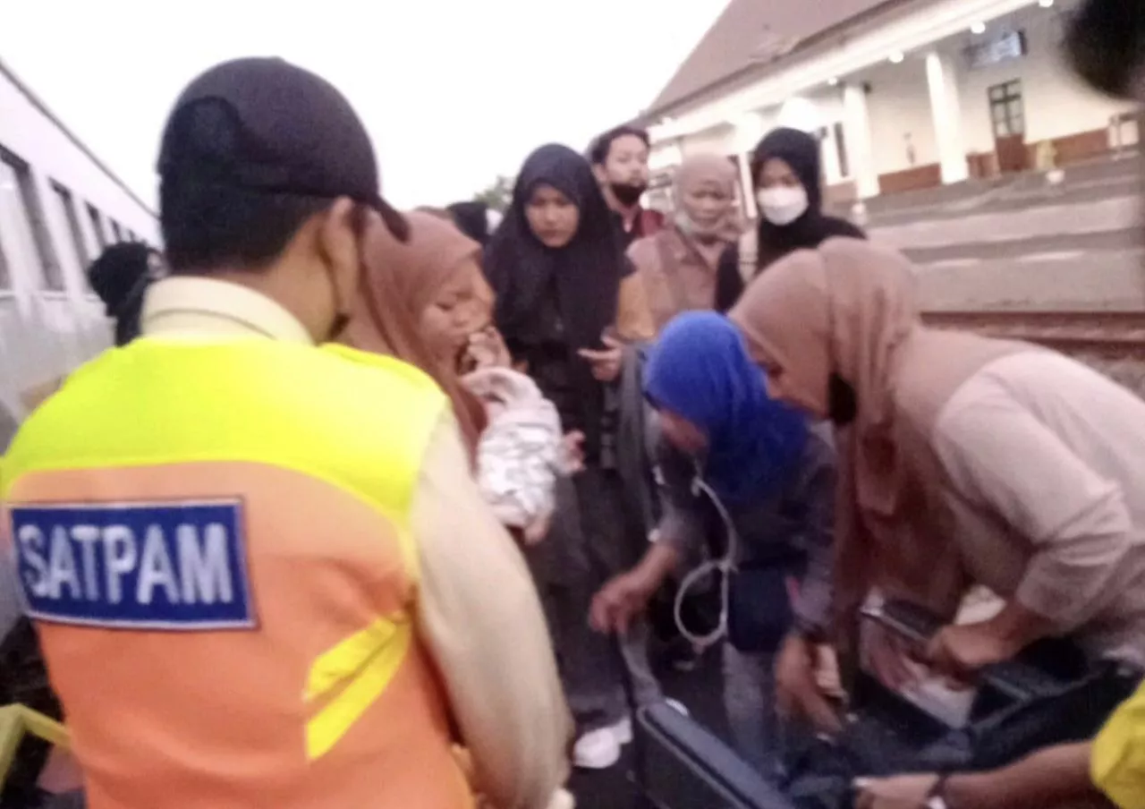 Wanita ini Melahirkan di Toilet Kereta Api Jurusan Surabaya-Blitar, Begini Perjuangannya