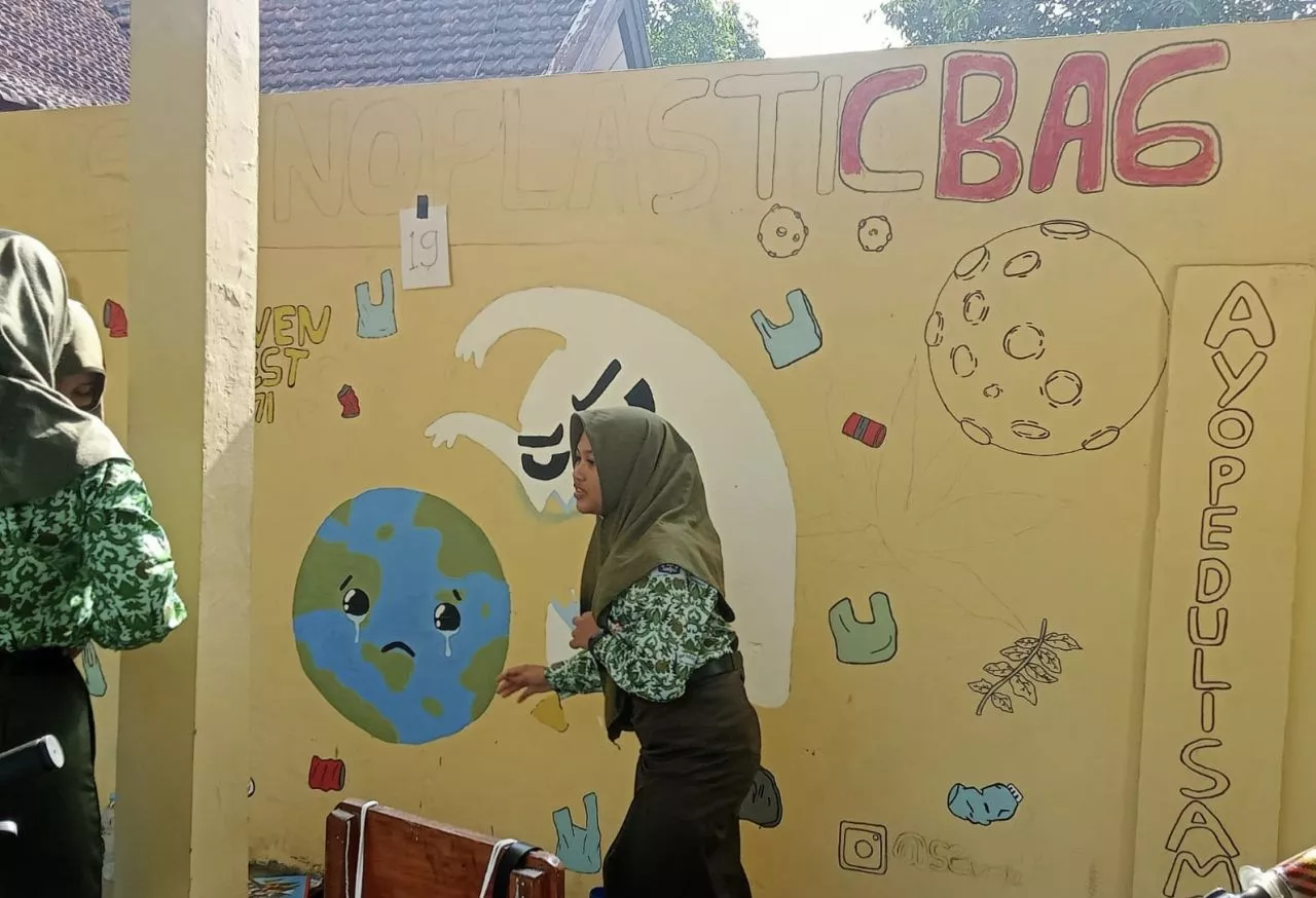Lomba Pelajar, SMPN 1 Pandaan Buat Mural Tentang Bahaya Sampah Plastik