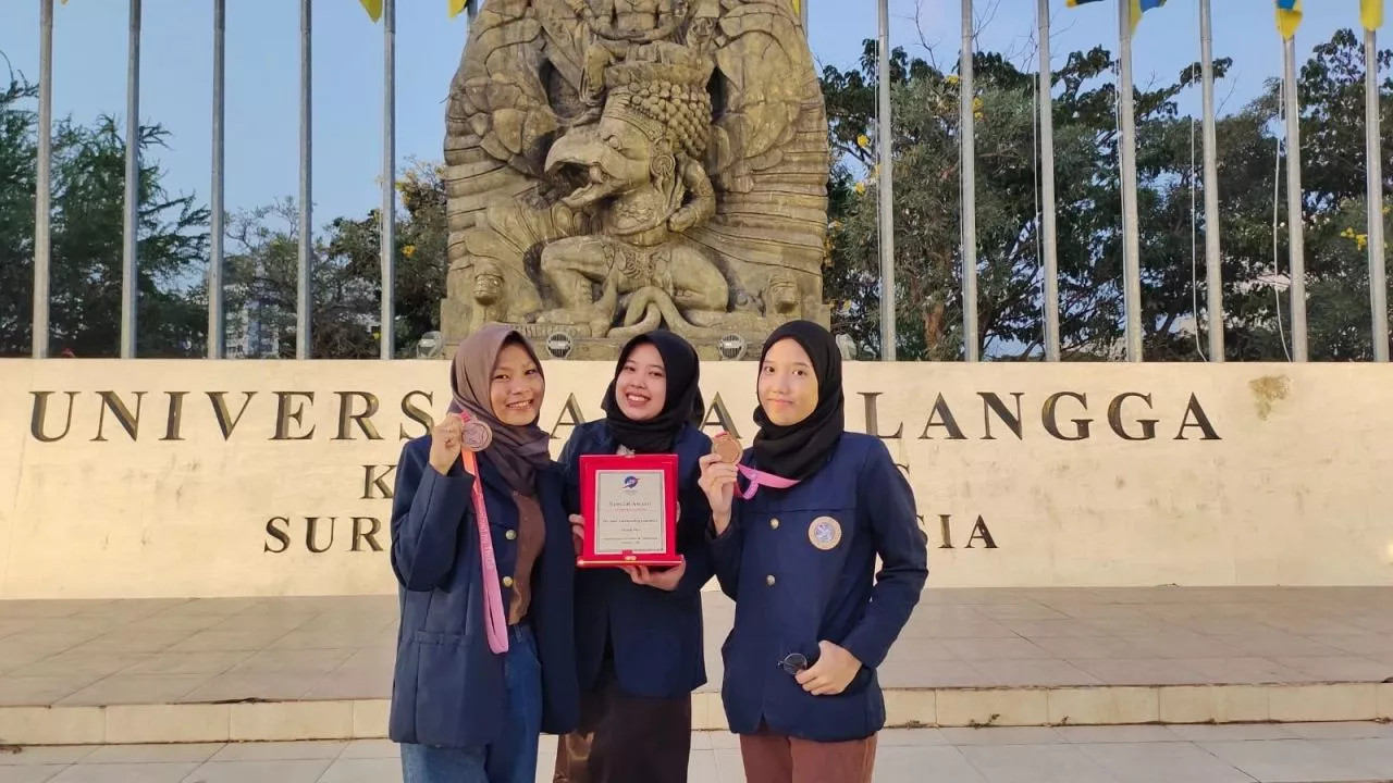 Raih Gold Medal Internasional IoT Olympiad 2023, Mahasiswa UNAIR Gagas Inovasi Alat Bantu Skrining Kanker Serviks
