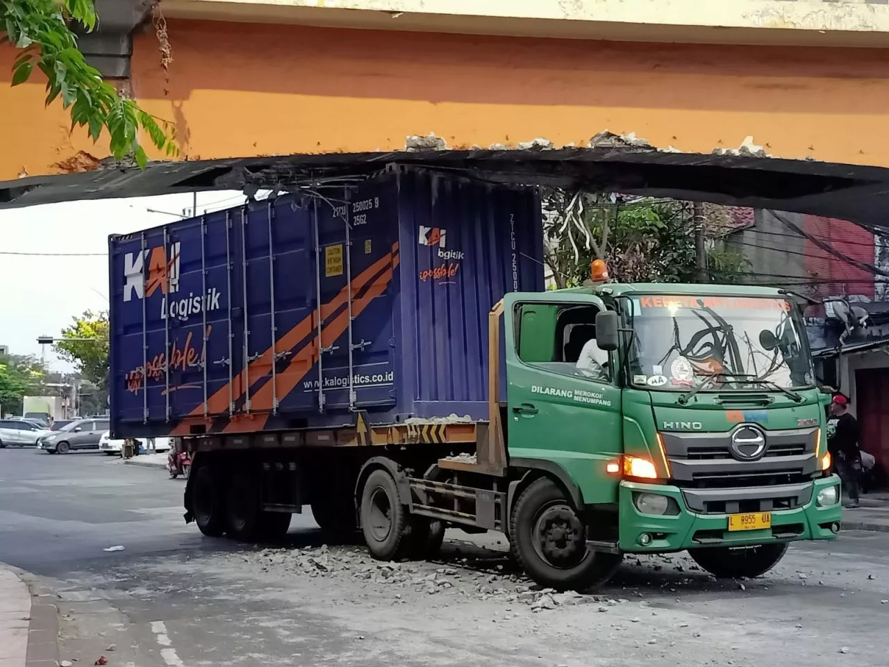 Truk KAI Nyangkut di Viaduk Tugu Pahlawan, Sebagian Bangunan Ambrol