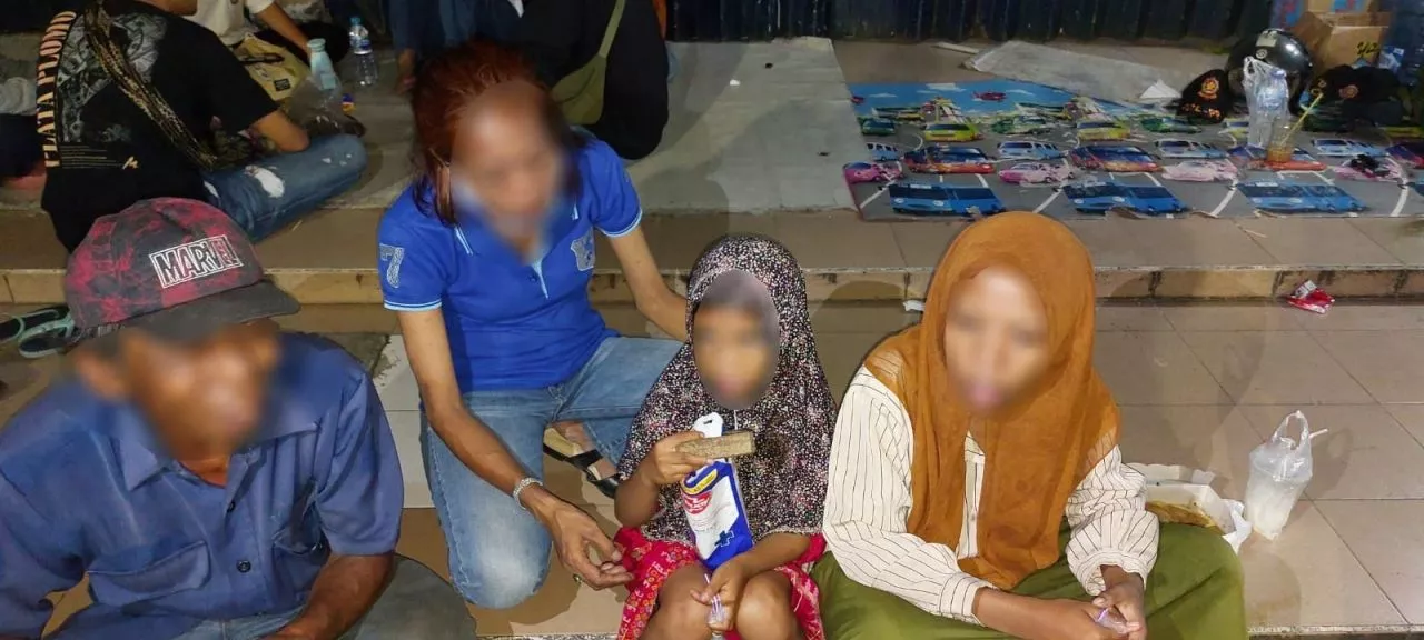 Satpol PP Pulangkan Dua Keluarga Pengemis di Traffic Light Pucang