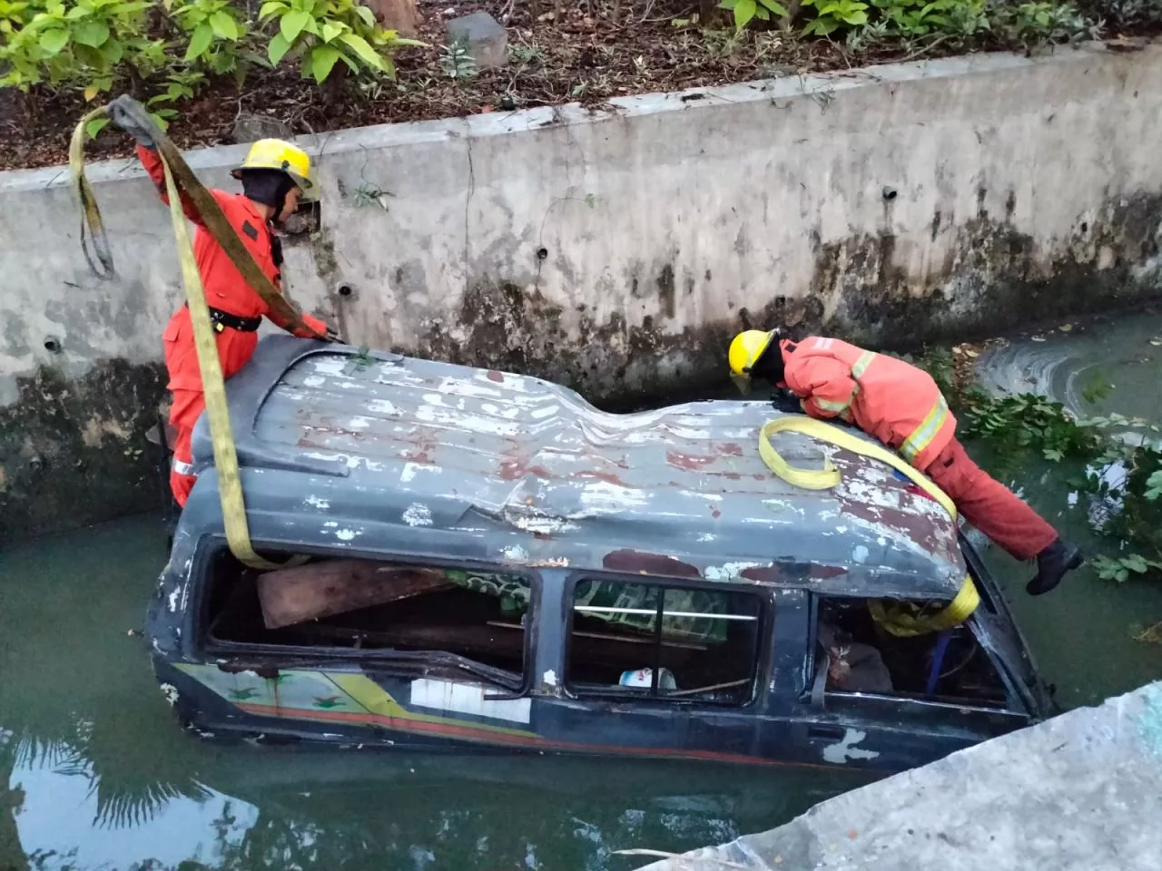 Angkot Nyemplung Selokan Usai Tabrak Pikap di Surabaya