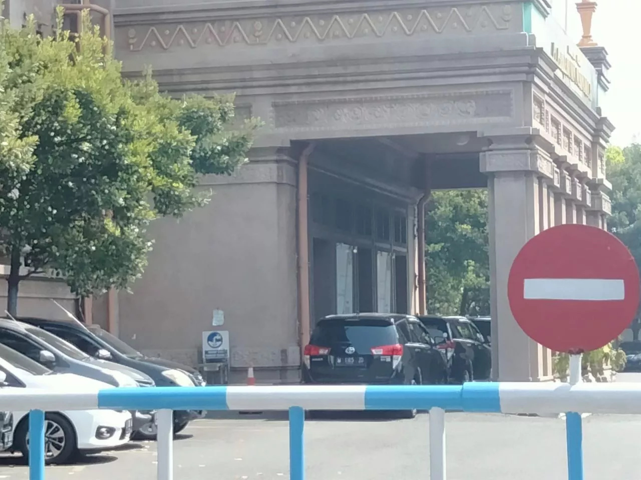 Diinfokan KPK Geledah Kantor PTPN XI Surabaya, Tiga Mobil Hitam Berjajar di Pintu Masuk