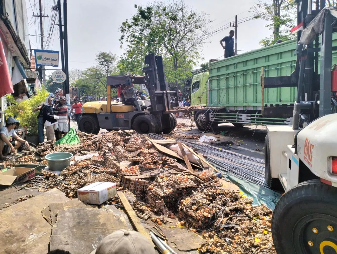 Truk Bermuatan Telur Terguling di Surabaya, Jalan Sidotopo Bau Amis