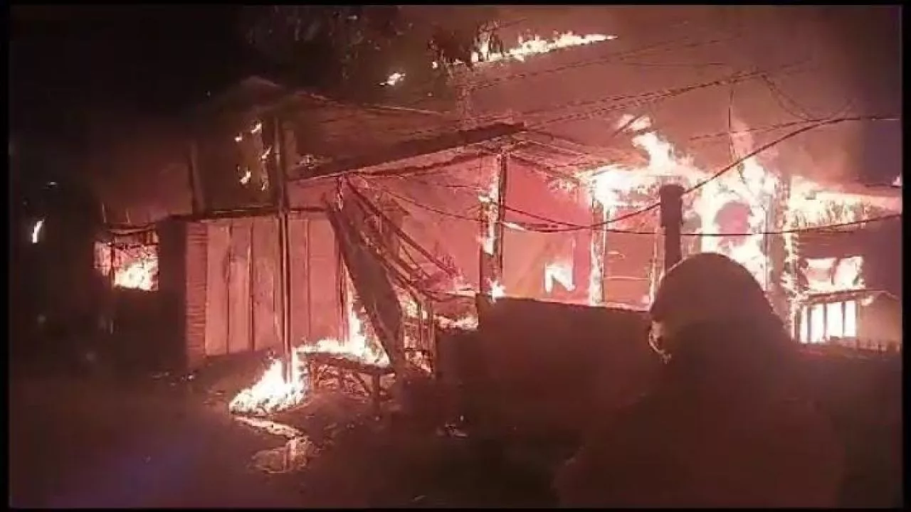 Petugas Damkar Jadi Korban Saat Berjibaku Padamkan Kebakaran Rumah di Surabaya