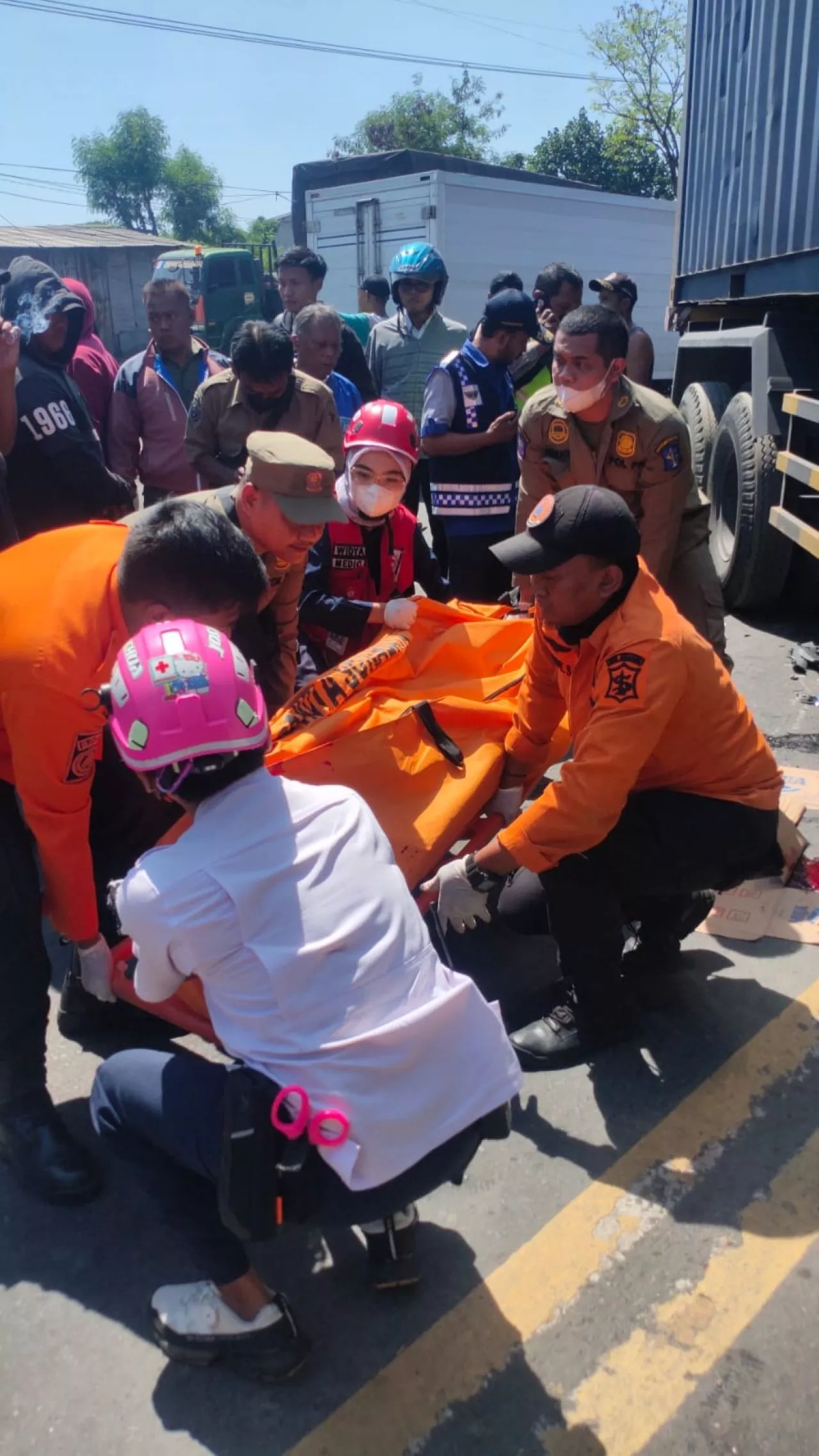 Pengendara Vario Tewas Usai Tabrak Trailer di Jalan Kalianak Surabaya