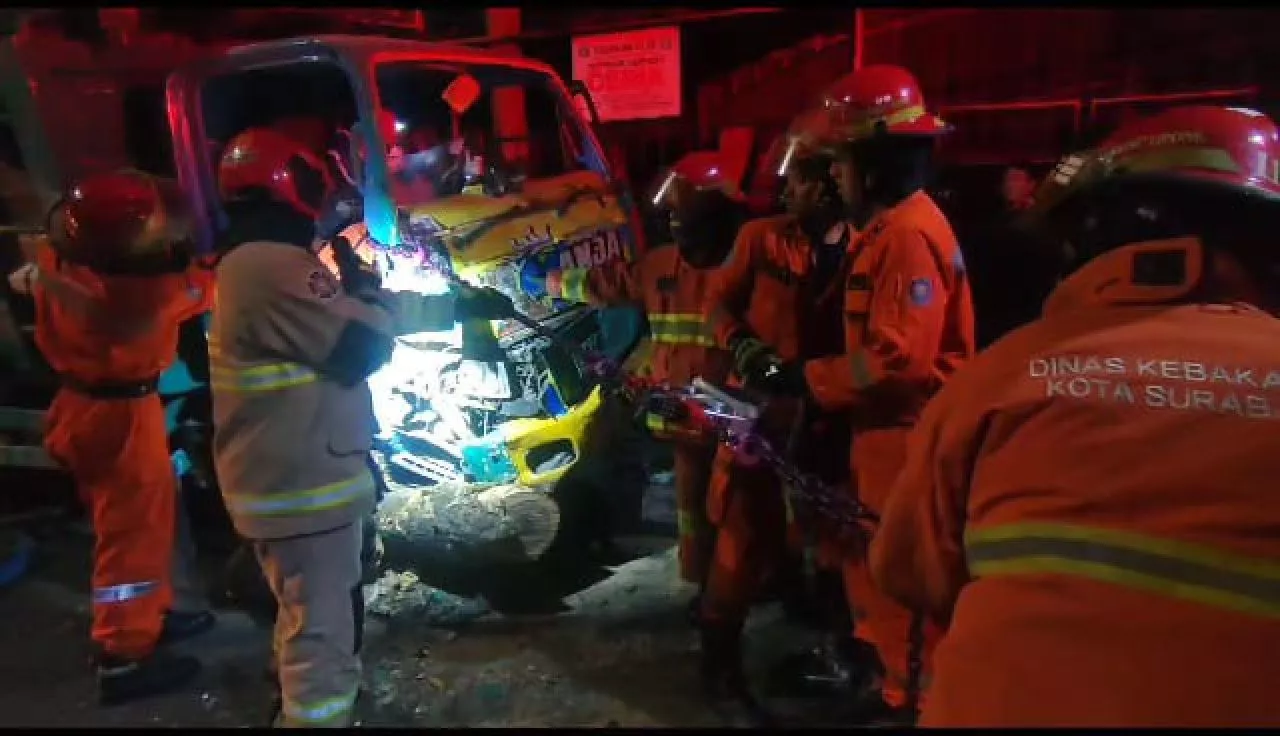 Kecelakaan di Surabaya, Truk Tabrak Pohon hingga Sopir Terjepit