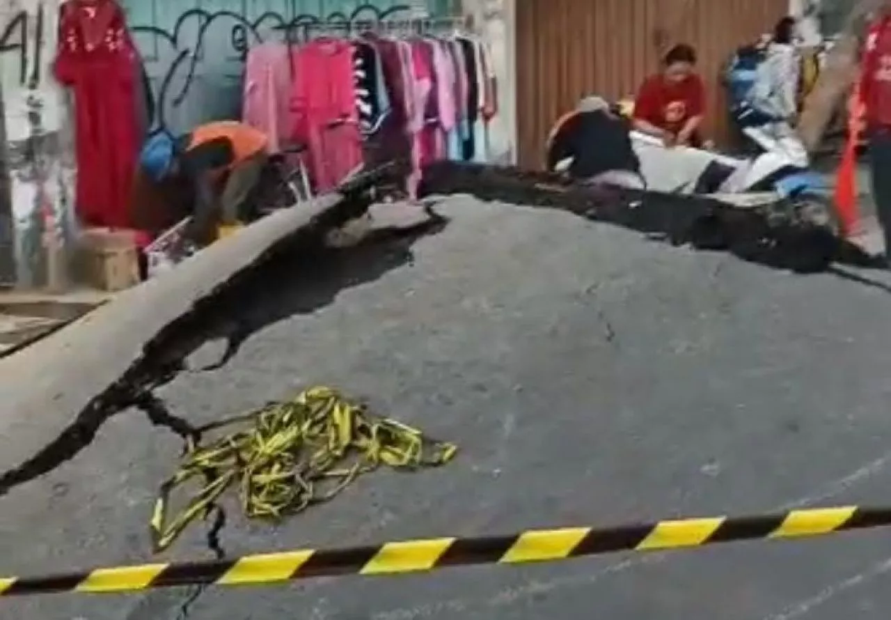 Aspal di Jalan Pasar Kembang Surabaya Pecah dan Membentuk Gunung Kecil, Ini Penyebabnya