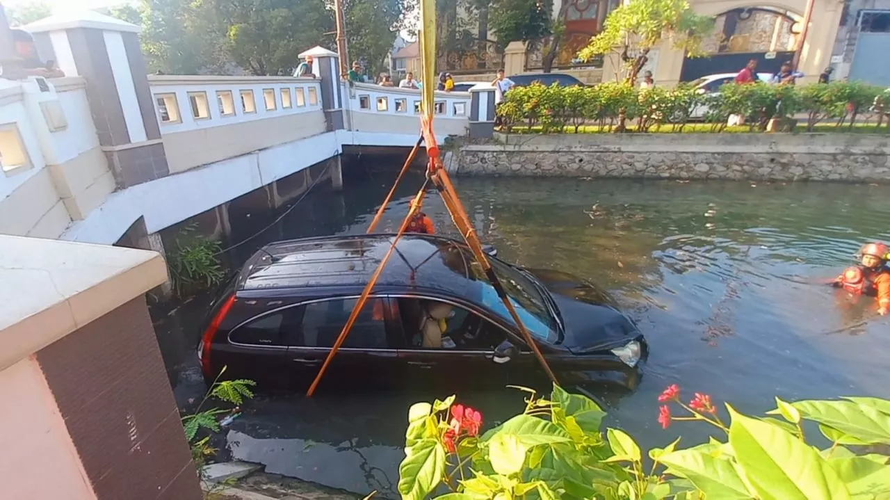 Honda CRV Nyebur ke Sungai Pakuwon City Surabaya