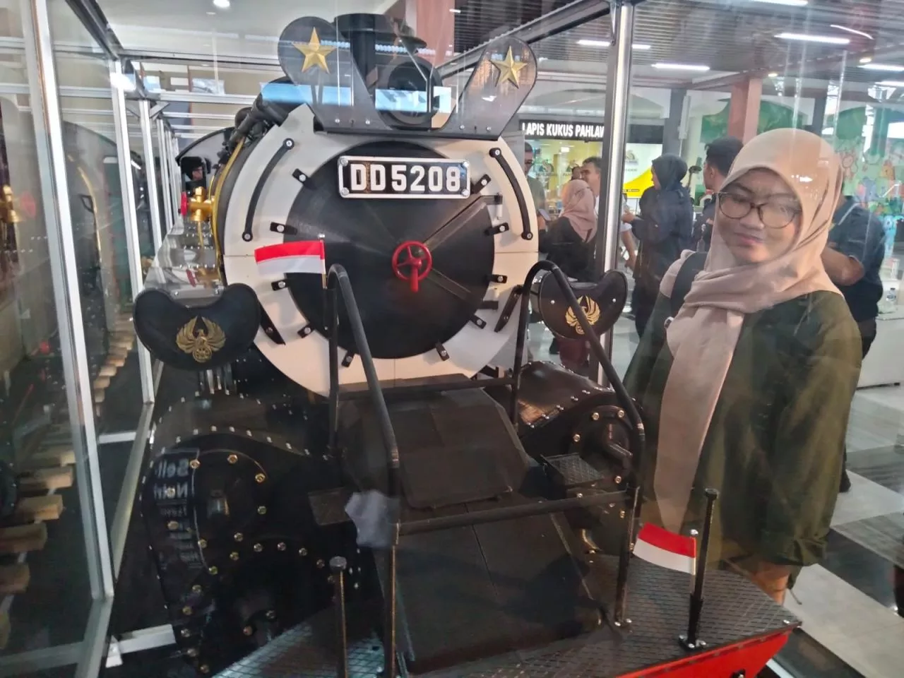 Raih Tiga Rekor Muri, Miniatur Lokomotif  Uap Terbesar di Indonesia Dipamerkan di Stasiun Gubeng