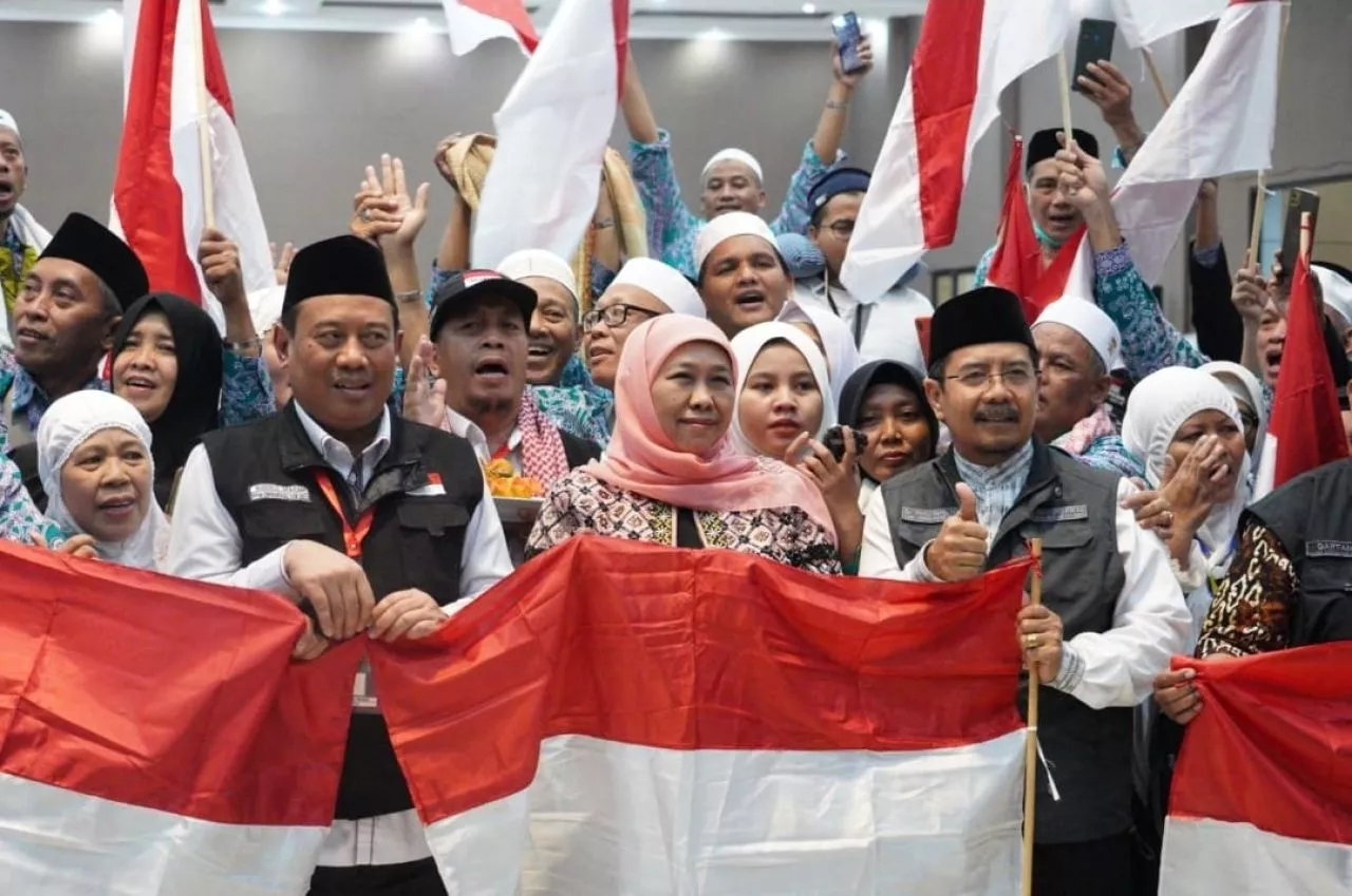 Jemaah Haji Kloter Terakhir Tiba di Surabaya Gubernur Khofifah Sambut dengan Evaluasi