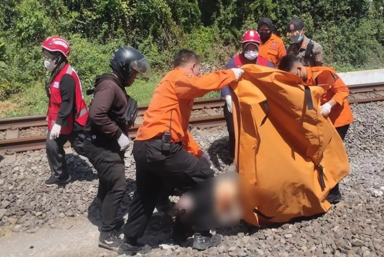 Hendak ke Kolam Pancing, Wanita di Surabaya Tewas Tersambar Kereta Api