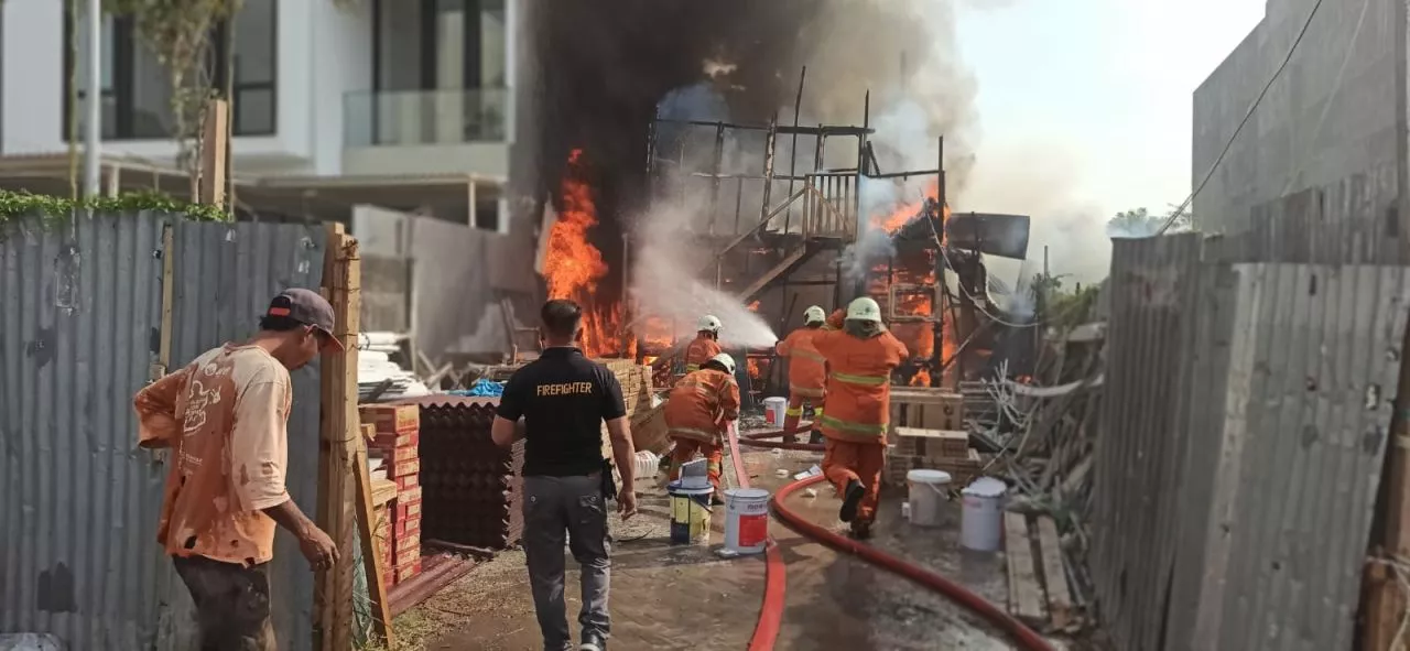 Diduga Lupa Mematikan Kompor, Gudang Logistik di Wiyung Surabaya Terbakar