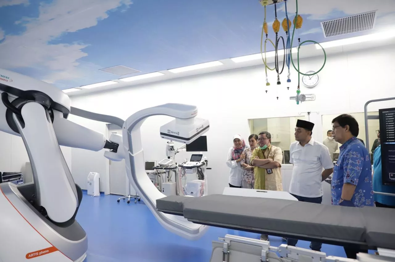 RS Dr Soewandhie Punya Tiga Alat Medis Kualitas Terbaik Dunia, Wali Kota Eri: Beri yang Terbaik untuk Masyarakat