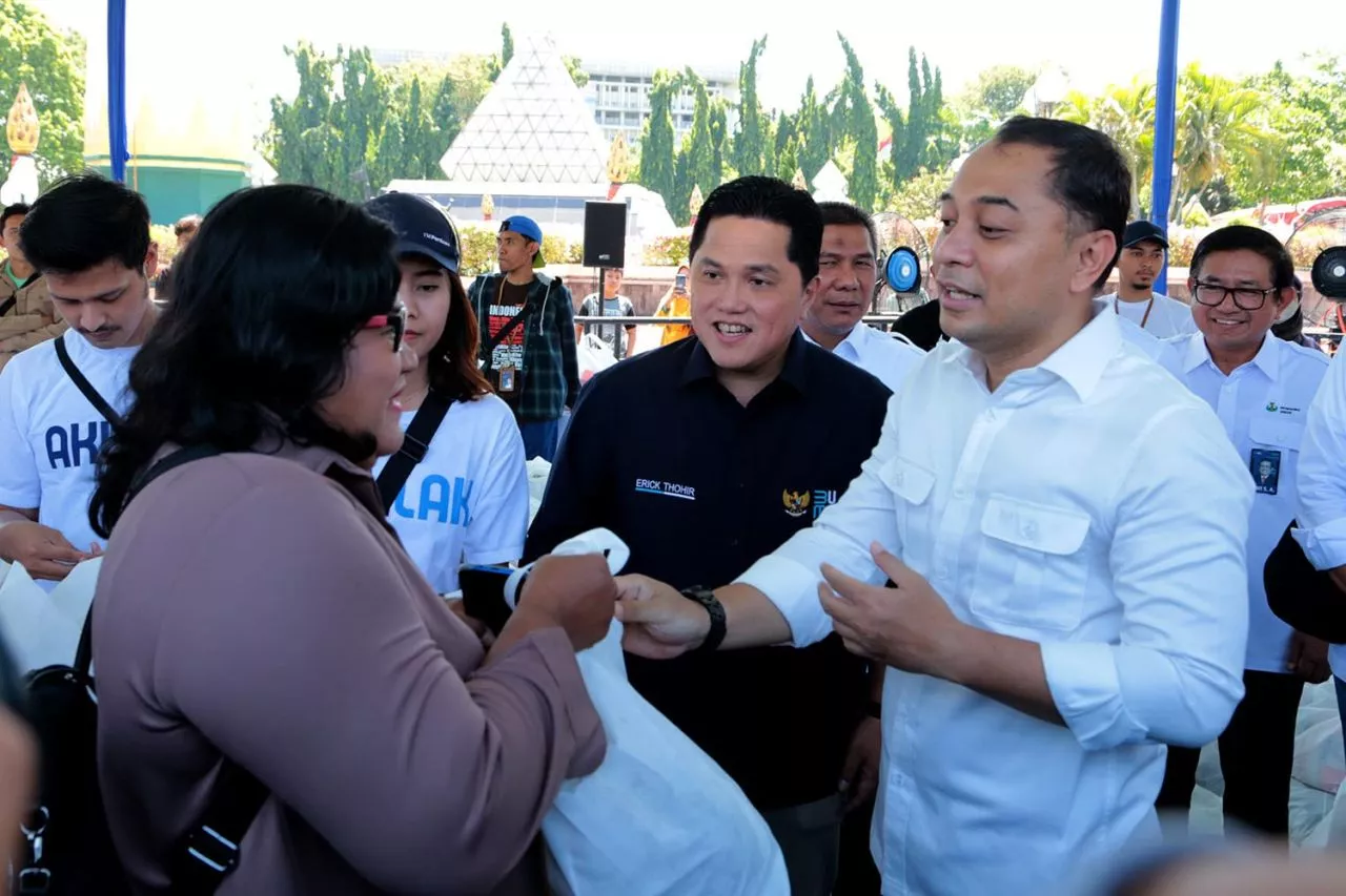 Menteri BUMN Eric Thohir Gelar Pasar Murah di Surabaya, Wali Kota Eri: Warga Senang