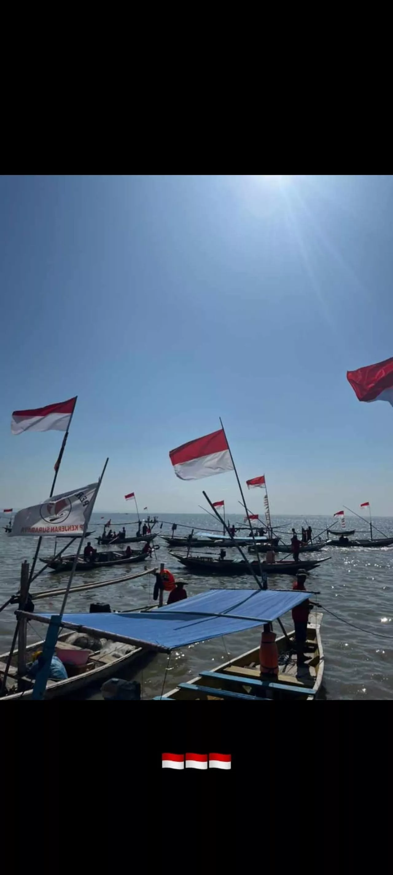 Keren! Ratusan Nelayan Surabaya Sambut HUT RI ke 78 dengan Upacara di Tengah Laut