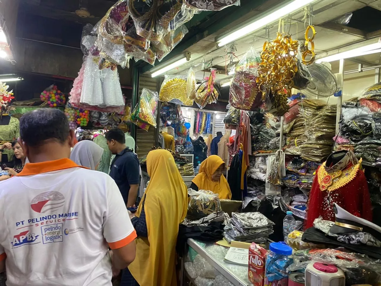 Pedagang Pakaian Adat di Surabaya Dapat Berkah Hari Kemerdekaan