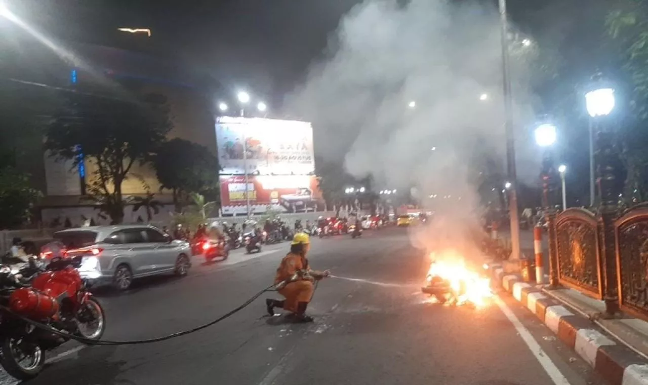 Terbakar hingga Hangus, Motor di Surabaya ini Mengeluarkan Api saat Dikendarai