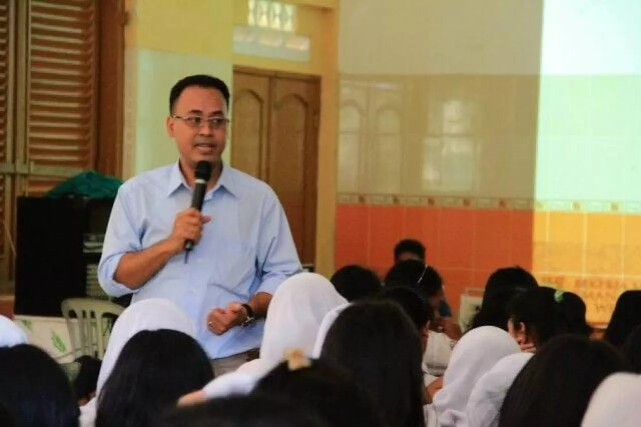 MK Larang Berkampanye di Tempat Ibadah, Pengamat UNAIR Soroti Strategi Politik dengan Medsos