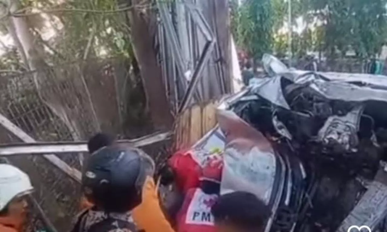 Diduga Ngantuk, Honda Freed Terbalik Usai Tabrak Pohon di Surabaya