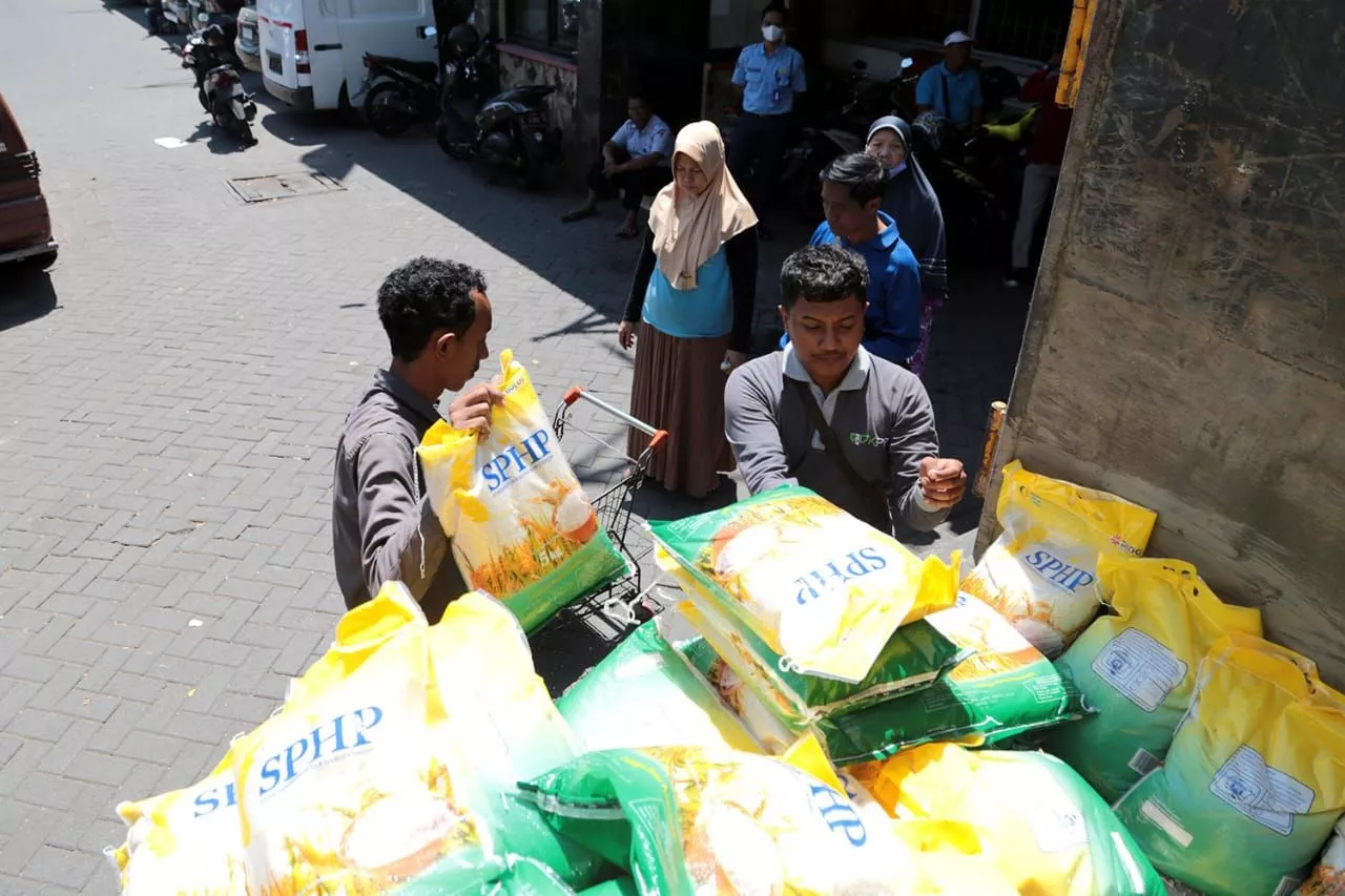 Gelontorkan 14 Ton Beras ke Pasar-pasar, Pemkot Surabaya Pastikan Stok Aman