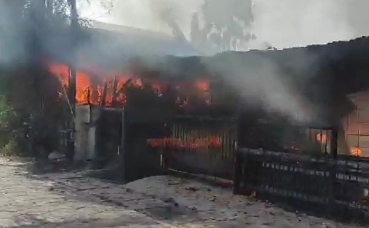 Gudang Mebel di Surabaya Terbakar, 15 Unit Damkar Dikerahkan