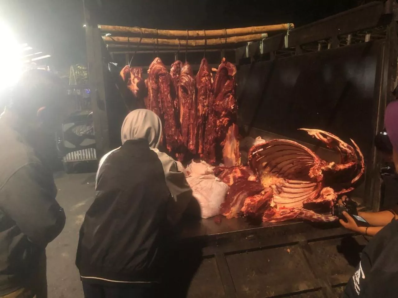 Terbukti Jual Daging Gelonggongan, RPH Surabaya Cabut Mitra Dua Pedagang dan Tak Boleh Jualan Lagi