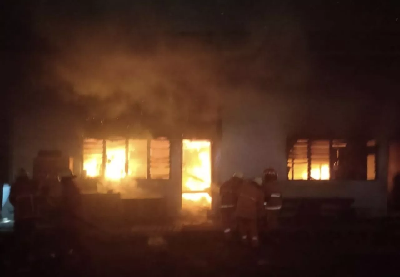 Mess Karyawan di Margomulyo Surabaya Terbakar, 10 Unit Damkar Dikerahkan