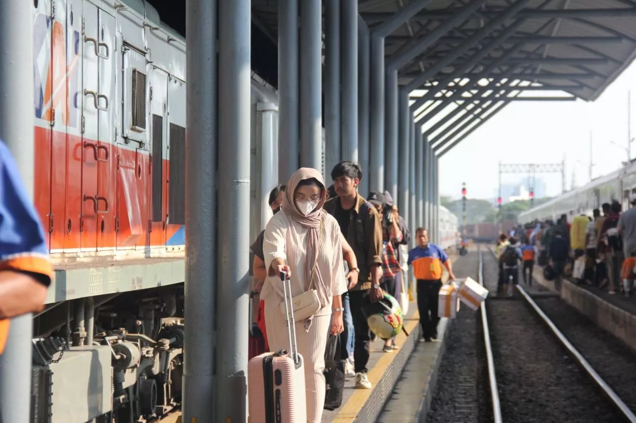 Awas! Penumpang Kereta Api yang Naik Melebihi Tujuan Tiket Bakal Kena Denda