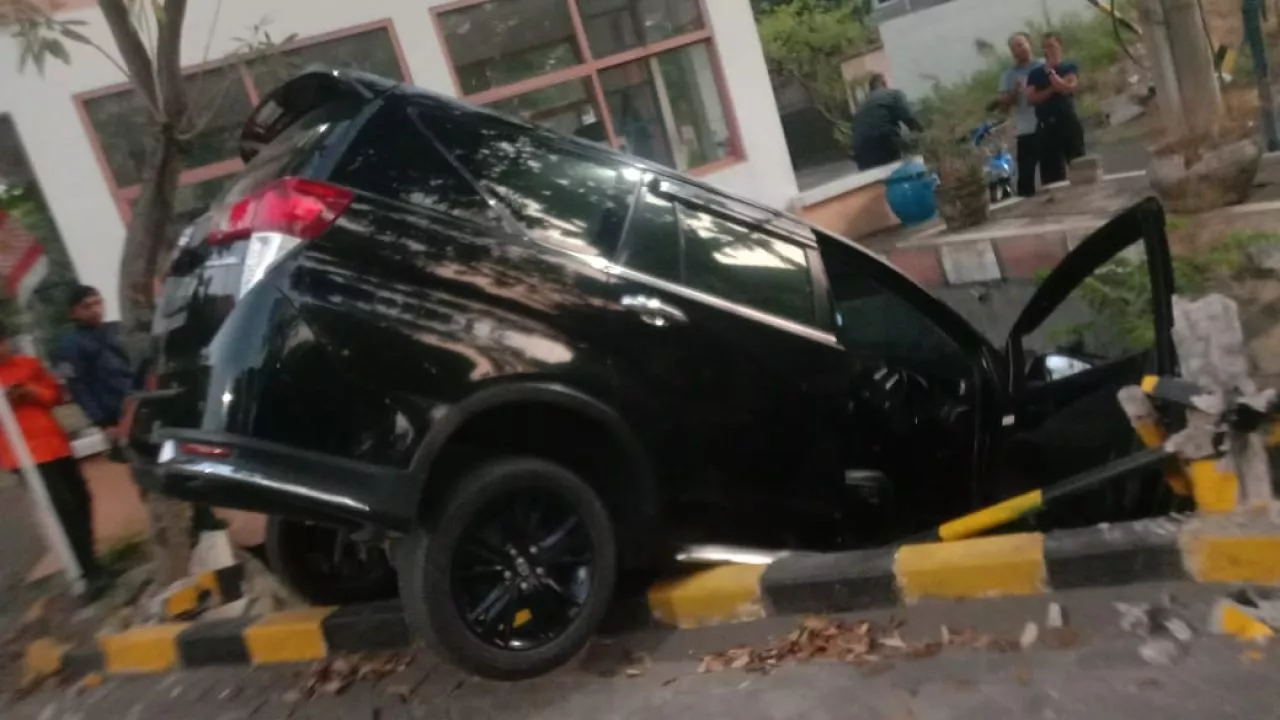 Supir Ngantuk, Innova Terperosok ke Selokan di Tanjungsari Surabaya