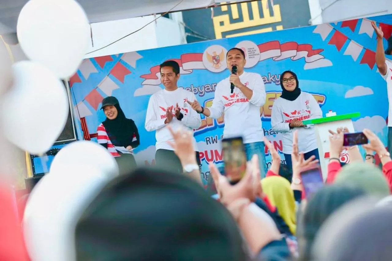 Bareng Caleg PDIP Eri Irawan, Eri Cahyadi Lepas Jalan Sehat 5.000 Warga Menur Pumpungan