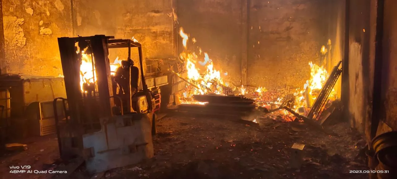Gudang Rongsokan di Semampir Surabaya Terbakar, 12 Unit Damkar Dikerahkan