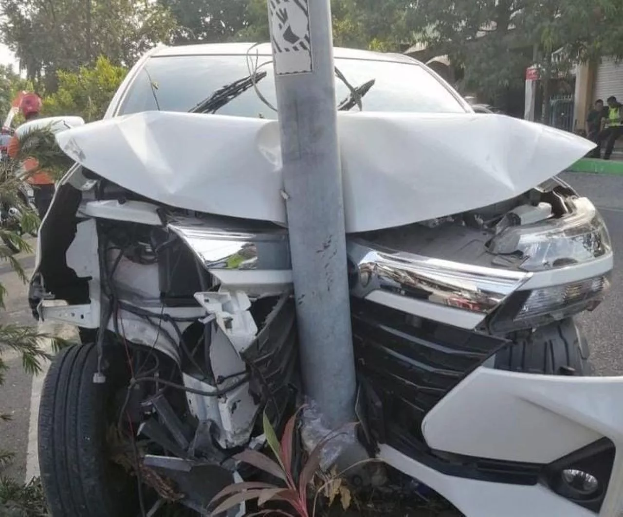 Toyota Avanza Ringsek Usai Tabrak Tiang PJU di Gunungsari Surabaya