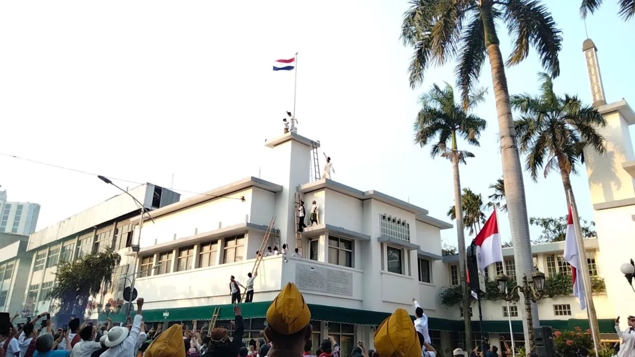 Begini Aksi Wali Kota Eri Pada Teaterikal Perobekan Bendera Belanda di Hotel Majapahit Surabaya