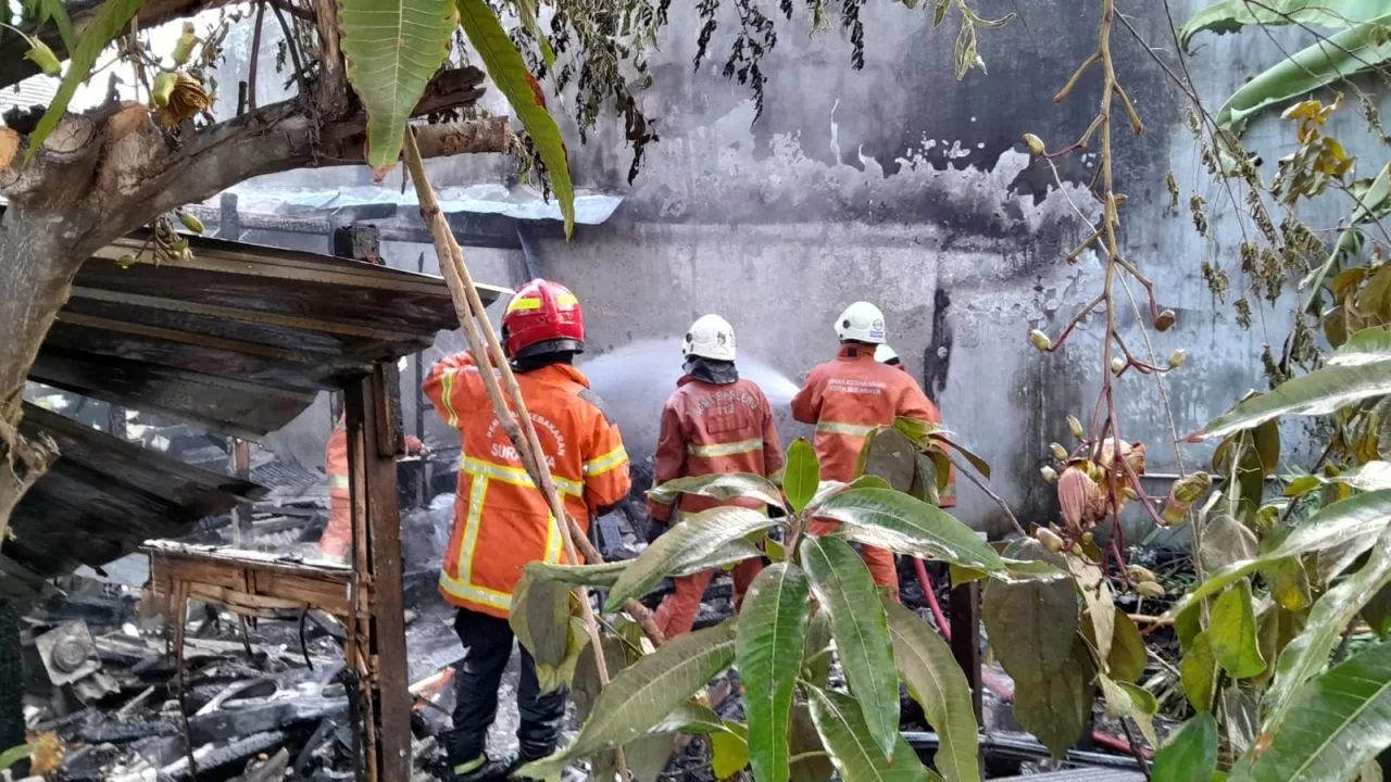 Warung Makan di Rungkut Surabaya Hangus Terbakar