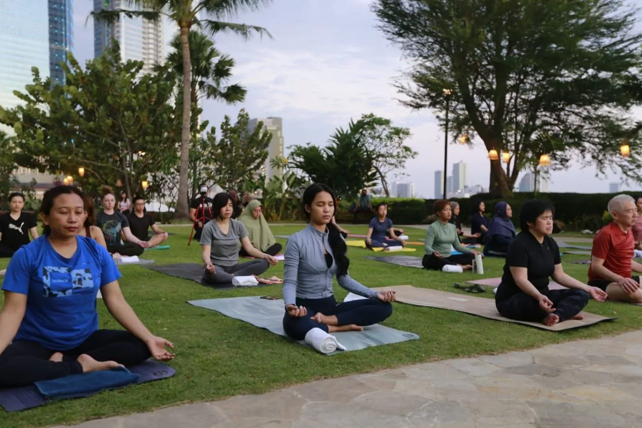 Wellness Retreat JW Marriott Hotel Surabaya, Yoga dan Iringan Musik Plantasia