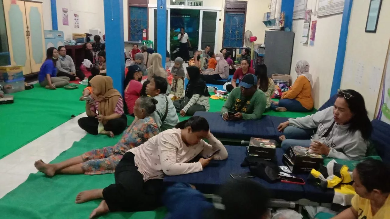 Lurah Putat Jaya Gerak Cepat Buka Tempat Penampungan Warga Terdampak Kebakaran
