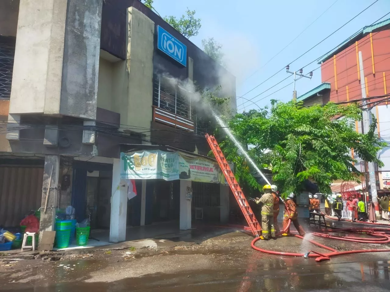 Tempat Usaha Laundry di Kapasan Surabaya Terbakar, 16 Unit Dikerahkan